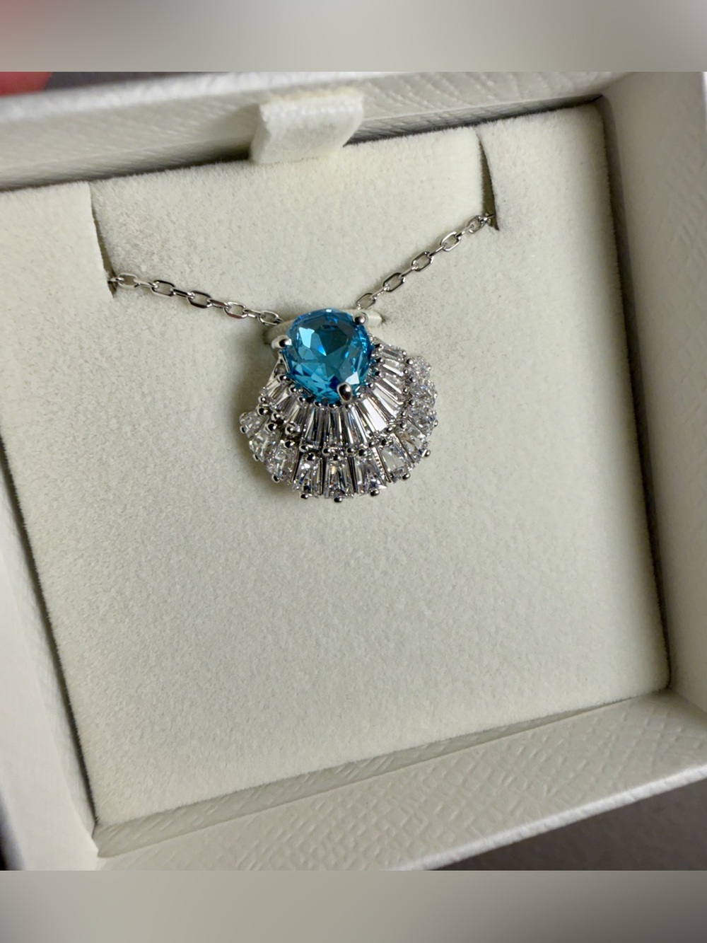 Swarovski Idyllia pendant
Shell, Blue, Rhodium plated